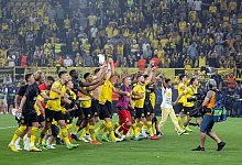 Feierstimmung: Die BVB-Profis lassen sich nach dem Sieg über Kopenhagen feiern. - Bernd Thissen/dpa