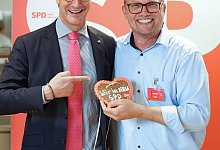 W&uuml;st besucht SPD-Fest - und l&auml;sst Karikatur links liegen - SPD-Fraktion im Landtag NRW/dpa