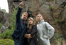 Von dort oben muss der Kletterer abgest&uuml;rzt sein: Kommissar Winkler (Kai Scheve, l-r) zeigt Kommissarin Karina Szabo (Lara Mandoki) und Pathologin Dr. Elena Kulikova (Masha Tokareva) die Stelle. - Michael Rahn/ZDF/dpa