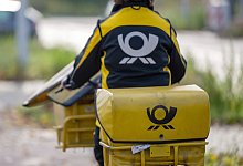 Ein Briefträger bei der Arbeit - Monika Skolimowska/dpa