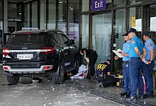 Auto f&auml;hrt in Menschen am Flughafen Manila - Aaron Favila/AP/dpa
