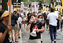 Streikende - Charles Sykes/Invision/AP/dpa