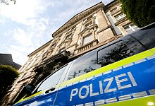 Ein Polizeiwagen steht vor dem Polizeipr&auml;sidium Essen. Rund 30 Polizistinnen und Polizisten stehen unter Verdacht, jahrelang rechstextremen Chat-Gruppen angeh&ouml;rt zu haben. - picture alliance/Roland Weihrauch/dpa