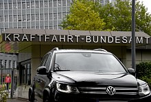 Volkswagen vor Kraftfahrt-Bundesamt - Foto: Carsten Rehder