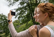 ZWei Frauen machen ein Selfie - Christin Klose/dpa-tmn