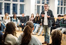 Diskussion mit Sch&uuml;lern des Helmholtz-Gym. &uuml;ber Krieg und Frieden - Barbara Franke