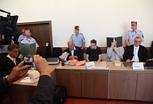 Die Angeklagten sitzen mit ihren Anw&auml;lten im Gerichtssaal (von links): Jann Henrik Popkes, Heiko V. (gr&uuml;ner Aktendeckel), J&uuml;rgen Bogner, Mario S., Andreas V. und Johannes Salmen. - Bernhard Preuss