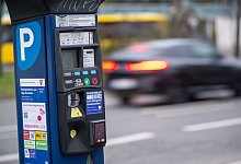 Ein Parkautomat am Straßenrand in einer Parkzone - Monika Skolimowska/dpa/dpa-tmn