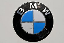 BMW-Emblem - Foto: Peter Kneffel/dpa