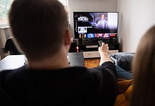 Mehr Haushalte schauen TV per Internet - Foto: Daniel Reinhardt/dpa