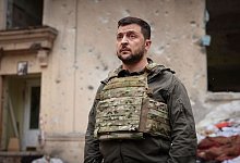 Der ukrainische Präsident Wolodymyr Selenskyj besucht die vom Krieg stark betroffene Region Charkiw im Osten des Landes. - --/Ukrainian Presidential Press Office/AP/dpa