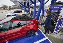 Schnellladepark für E-Autos - Foto: Bernd Thissen/dpa