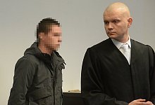 Der Angeklagte (links) vor dem Gericht in Paderborn. - MARC K&Ouml;PPELMANN