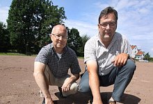 Frank Br&ouml;kemeier (l.) und Thomas J&ouml;stingmeier zeigen Hundespuren - Foto: nw