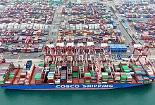 Containerhafen von Qingdao - Yu Fangping/XinHua/dpa
