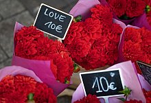 Rote Blumensträuße - Helena Dolderer/dpa