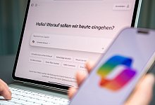 Eine Person nutzt den KI-Assistenten Microsoft Copilot - Nico Tapia/dpa-tmn