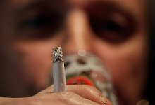 WHO will höhere Preise für Tabak und Alkohol - picture alliance / dpa