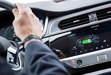 Ladezustand des Akkus eines E-Autos ist im Display zu sehen - Florian Schuh/dpa-tmn