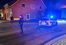 Polizeieinsatz in Niedersachsen - Beamte warnen Bevölkerung - -/dpa
