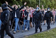 Fans und Polizei - Georg Wendt/dpa