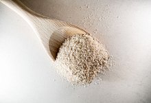 Flohsamenschalen auf einem Holzl&ouml;ffel - Zacharie Scheurer/dpa-tmn