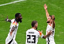 Niclas Füllkrug (r) - Arne Dedert/dpa