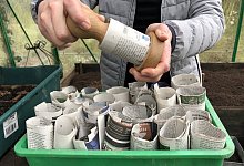 Anke H&ouml;rdemann in ihrem Garten in Retzen. - Sven Kienscherf