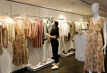 Jeder Einwohner der EU konsumiert pro Jahr im Schnitt knapp 15 Kilogramm an Bekleidung und weiteren Textilien. Aufgrund der hohen Umweltbelastung plant die EU eine Strategie gegen Fast Fashion. - Clara Margais/dpa/Archiv