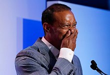 Tiger Woods bei seiner emotionalen Dankesrede bei der Aufnahme in die World Golf Hall of Fame. - Gerald Herbert/AP/dpa