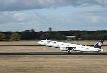 Ein Lufthansa-Flugzeug hebt ab - Sina Schuldt/dpa/dpa-tmn