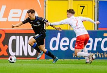 SCP-Akteur Julian Justvan (l.) setzt sich gegen den Regensburger Max Besuschkow durch. - Besim Mazhiqi