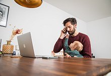 Mann mit Kleinkind - Christin Klose/dpa-tmn/dpa