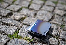 Ein Halter für Zahlungskarten liegt auf dem Gehweg - Nico Tapia/dpa-tmn