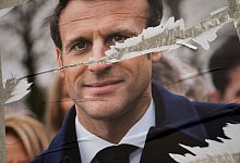 Ein zerrissenes Plakat des franz&ouml;sischen Pr&auml;sidenten Emmanuel Macron f&uuml;r die Pr&auml;sidentschaftswahl klebt in Paris. - Francois Mori/AP/dpa