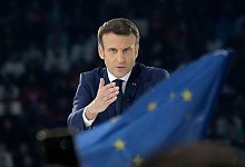 Emmanuel Macron, Pr&auml;sident von Frankreich, steht w&auml;hrend einer Wahlkampfveranstaltung in der La Defense Arena in Nanterre auf der B&uuml;hne. - Francois Mori/AP/dpa