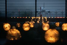 Ein Flugzeug landet hinter Signallichtern auf dem Flughafen Frankfurt. Die Flughafengesellschaft Fra - Sebastian Gollnow/dpa