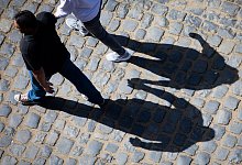 Hand in Hand - Foto: Frank Rumpenhorst/dpa