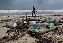 Plastikm&uuml;ll an einem Strand in Malaysia - Foto: Mohd Khairul Fikiri Osman/BERNAMA/dpa