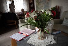 Pflegefachkraft in der ambulanten Pflege hilft einer Klientin - Sebastian Gollnow/dpa/dpa-tmn