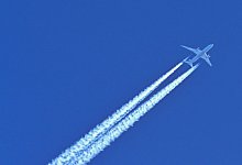 Flugzeug mit Kondensstreifen - Patrick Pleul/dpa-Zentralbild/dpa