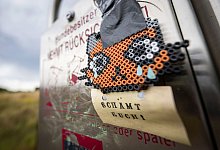 Ein Steckperlen-Bild mit dem Zusatz &bdquo;Sch&auml;mt euch!&ldquo; - Marijan Murat/dpa/dpa-tmn