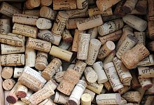 Korken-Sammlung für Dämmung - Foto: Marijan Murat/dpa/dpa-tmn