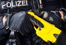 Bundespolizei soll flächendeckend Taser einsetzen dürfen - Andreas Arnold/dpa
