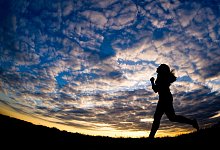 Joggen in der D&auml;mmerung - Foto: Christoph Schmidt/dpa/dpa-tmn