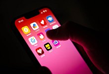 Blick auf Apps auf einem Smartphone-Display - Sina Schuldt/dpa