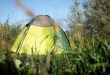 Wildcampen mit Zelt - Foto: Florian Schuh/dpa/dpa-tmn