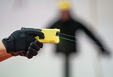 Taser - Axel Heimken/dpa