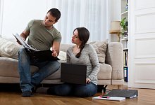 Ein Paar sieht gemeinsam in Unterlagen - Christin Klose/dpa-tmn