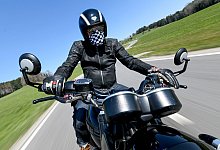 Biker auf Motorrad-Tour - Felix Kästle/dpa